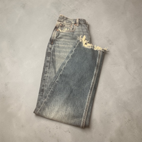 American Eagle Outfitters Denim - American Eagle Curvy Mom Jeans Size 6 High Rise Straight Leg Medium Wash